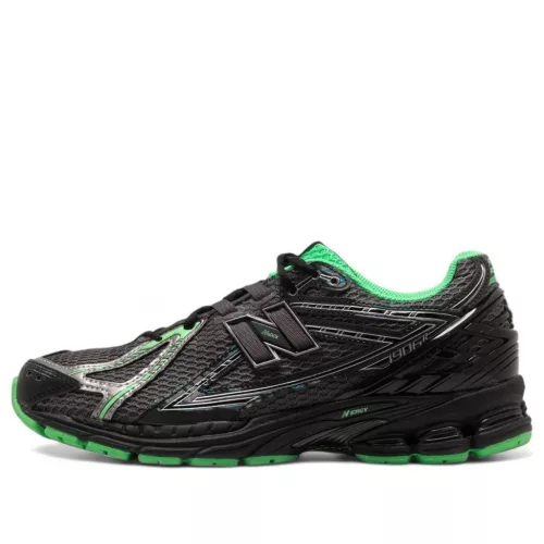 New Balance 1906R Dark Silver Metallic Lab Green nízke streetové tenisky strieborné-zelené — produktová fotografia na bielom pozadí, bočný pohľad