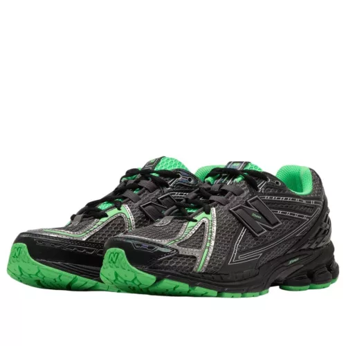 New Balance 1906R Dark Silver Metallic Lab Green nízke streetové tenisky strieborné-zelené — produktová fotografia na bielom pozadí, bočný pohľad