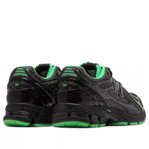 New Balance 1906R Dark Silver Metallic Lab Green nízke streetové tenisky strieborné-zelené — produktová fotografia na bielom pozadí, bočný pohľad