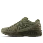 New Balance 1906R Primaloft Dark Olivine Silver Metallic nízke streetové tenisky strieborné — produktová fotografia na bielom pozadí, bočný pohľad