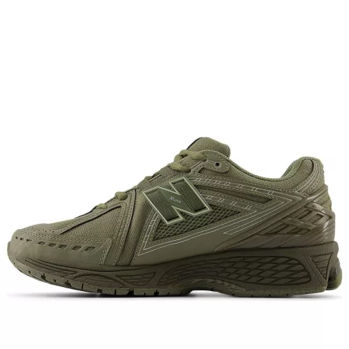 New Balance 1906R Primaloft Dark Olivine Silver Metallic nízke streetové tenisky strieborné — produktová fotografia na bielom pozadí, bočný pohľad