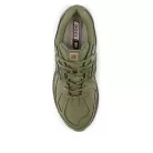 New Balance 1906R Primaloft Dark Olivine Silver Metallic nízke streetové tenisky strieborné — produktová fotografia na bielom pozadí, bočný pohľad