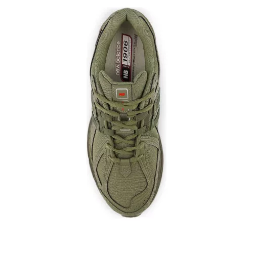 New Balance 1906R Primaloft Dark Olivine Silver Metallic nízke streetové tenisky strieborné — produktová fotografia na bielom pozadí, bočný pohľad