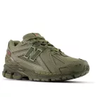 New Balance 1906R Primaloft Dark Olivine Silver Metallic nízke streetové tenisky strieborné — produktová fotografia na bielom pozadí, bočný pohľad
