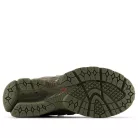 New Balance 1906R Primaloft Dark Olivine Silver Metallic nízke streetové tenisky strieborné — produktová fotografia na bielom pozadí, bočný pohľad