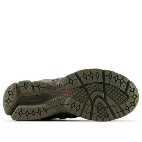 New Balance 1906R Primaloft Dark Olivine Silver Metallic nízke streetové tenisky strieborné — produktová fotografia na bielom pozadí, bočný pohľad