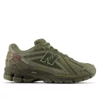 New Balance 1906R Primaloft Dark Olivine Silver Metallic nízke streetové tenisky strieborné — produktová fotografia na bielom pozadí, bočný pohľad