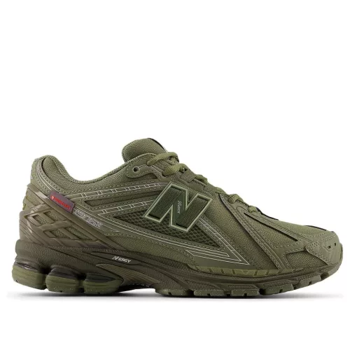 New Balance 1906R Primaloft Dark Olivine Silver Metallic nízke streetové tenisky strieborné — produktová fotografia na bielom pozadí, bočný pohľad