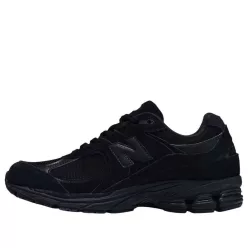 New Balance 2002R Triple Black Suede nízke streetové tenisky čierne — produktová fotografia na bielom pozadí, bočný pohľad