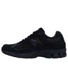 New Balance 2002R Triple Black Suede nízke streetové tenisky čierne — produktová fotografia na bielom pozadí, bočný pohľad