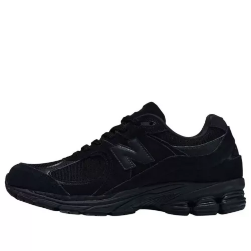 New Balance 2002R Triple Black Suede nízke streetové tenisky čierne — produktová fotografia na bielom pozadí, bočný pohľad