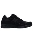 New Balance 2002R Triple Black Suede nízke streetové tenisky čierne — produktová fotografia na bielom pozadí, bočný pohľad