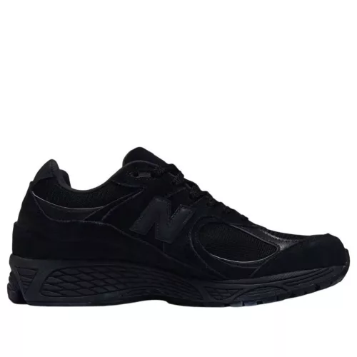 New Balance 2002R Triple Black Suede nízke streetové tenisky čierne — produktová fotografia na bielom pozadí, bočný pohľad