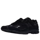 New Balance 2002R Triple Black Suede nízke streetové tenisky čierne — produktová fotografia na bielom pozadí, bočný pohľad