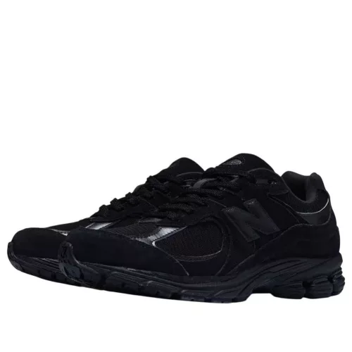 New Balance 2002R Triple Black Suede nízke streetové tenisky čierne — produktová fotografia na bielom pozadí, bočný pohľad