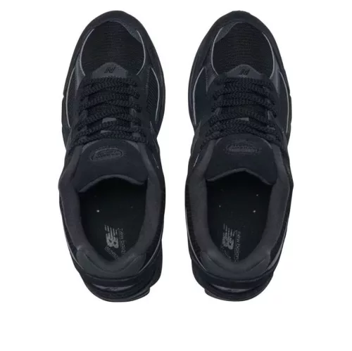 New Balance 2002R Triple Black Suede nízke streetové tenisky čierne — produktová fotografia na bielom pozadí, bočný pohľad