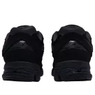 New Balance 2002R Triple Black Suede nízke streetové tenisky čierne — produktová fotografia na bielom pozadí, bočný pohľad