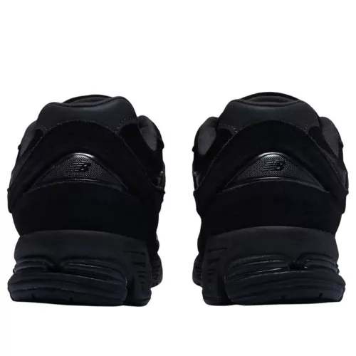 New Balance 2002R Triple Black Suede nízke streetové tenisky čierne — produktová fotografia na bielom pozadí, bočný pohľad