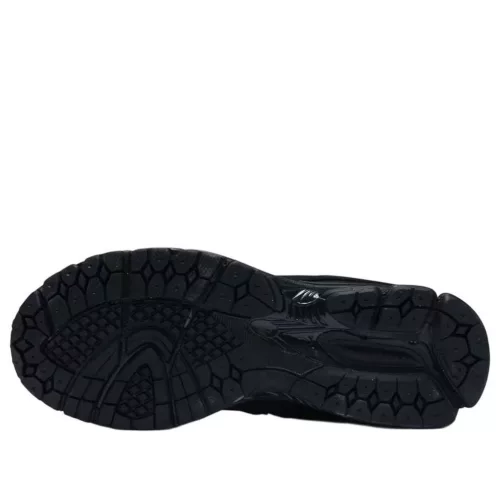 New Balance 2002R Triple Black Suede nízke streetové tenisky čierne — produktová fotografia na bielom pozadí, bočný pohľad