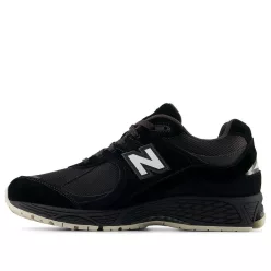 New Balance 2002R Black Oat nízke streetové tenisky čierne — produktová fotografia na bielom pozadí, bočný pohľad