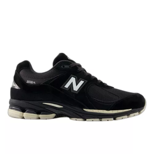 New Balance 2002R Black Oat nízke streetové tenisky čierne — produktová fotografia na bielom pozadí, bočný pohľad