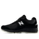 New Balance 2002R Black Oat nízke streetové tenisky čierne — produktová fotografia na bielom pozadí, bočný pohľad