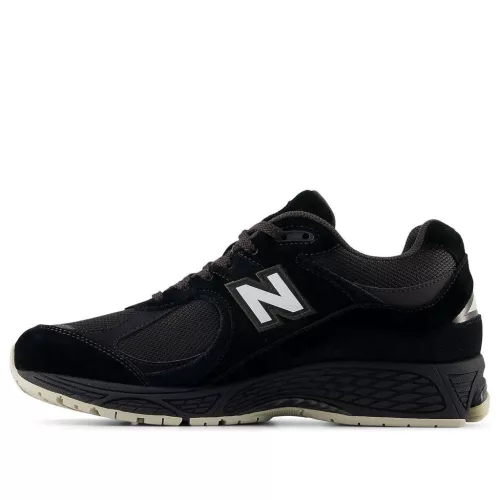 New Balance 2002R Black Oat nízke streetové tenisky čierne — produktová fotografia na bielom pozadí, bočný pohľad