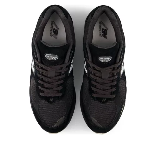New Balance 2002R Black Oat nízke streetové tenisky čierne — produktová fotografia na bielom pozadí, bočný pohľad