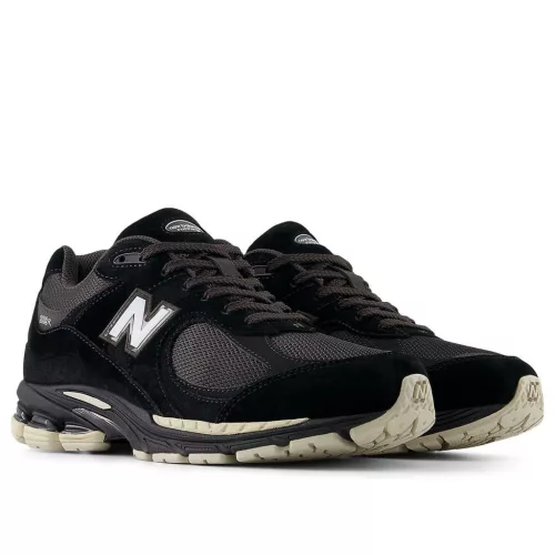 New Balance 2002R Black Oat nízke streetové tenisky čierne — produktová fotografia na bielom pozadí, bočný pohľad