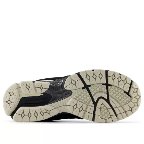 New Balance 2002R Black Oat nízke streetové tenisky čierne — produktová fotografia na bielom pozadí, bočný pohľad