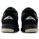 New Balance 2002R Black Oat nízke streetové tenisky čierne — produktová fotografia na bielom pozadí, bočný pohľad