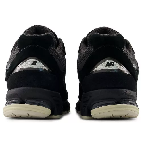 New Balance 2002R Black Oat nízke streetové tenisky čierne — produktová fotografia na bielom pozadí, bočný pohľad