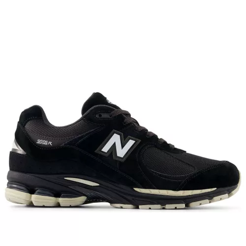 New Balance 2002R Black Oat nízke streetové tenisky čierne — produktová fotografia na bielom pozadí, bočný pohľad