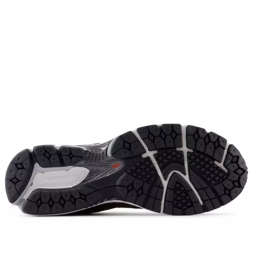 New Balance 2002R Woodland Black nízke streetové tenisky čierne — produktová fotografia na bielom pozadí, bočný pohľad