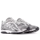 New Balance 204L Dark Silver Metallic nízke streetové tenisky strieborné-sivé — produktová fotografia na bielom pozadí, bočný pohľad