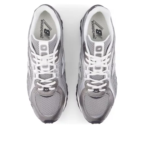 New Balance 204L Dark Silver Metallic nízke streetové tenisky strieborné-sivé — produktová fotografia na bielom pozadí, bočný pohľad