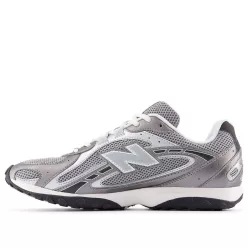 New Balance 204L Dark Silver Metallic nízke streetové tenisky strieborné-sivé — produktová fotografia na bielom pozadí, bočný pohľad