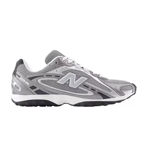 New Balance 204L Dark Silver Metallic nízke streetové tenisky strieborné-sivé — produktová fotografia na bielom pozadí, bočný pohľad