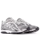 New Balance 204L Dark Silver Metallic nízke streetové tenisky strieborné-sivé — produktová fotografia na bielom pozadí, bočný pohľad