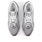 New Balance 204L Dark Silver Metallic nízke streetové tenisky strieborné-sivé — produktová fotografia na bielom pozadí, bočný pohľad