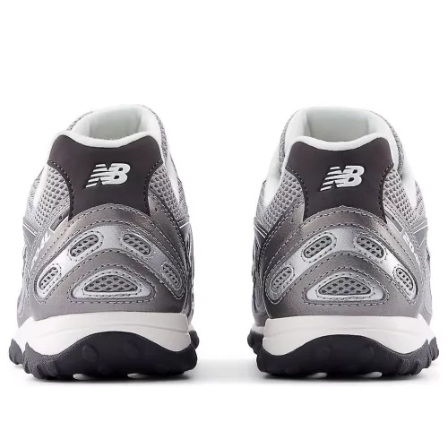 New Balance 204L Dark Silver Metallic nízke streetové tenisky strieborné-sivé — produktová fotografia na bielom pozadí, bočný pohľad