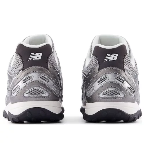 New Balance 204L Dark Silver Metallic nízke streetové tenisky strieborné-sivé — produktová fotografia na bielom pozadí, bočný pohľad