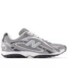 New Balance 204L Dark Silver Metallic nízke streetové tenisky strieborné-sivé — produktová fotografia na bielom pozadí, bočný pohľad