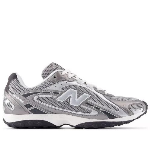 New Balance 204L Dark Silver Metallic nízke streetové tenisky strieborné-sivé — produktová fotografia na bielom pozadí, bočný pohľad