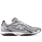 New Balance 204L Dark Silver Metallic nízke streetové tenisky strieborné-sivé — produktová fotografia na bielom pozadí, bočný pohľad