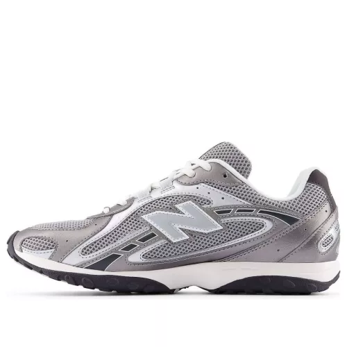 New Balance 204L Dark Silver Metallic nízke streetové tenisky strieborné-sivé — produktová fotografia na bielom pozadí, bočný pohľad