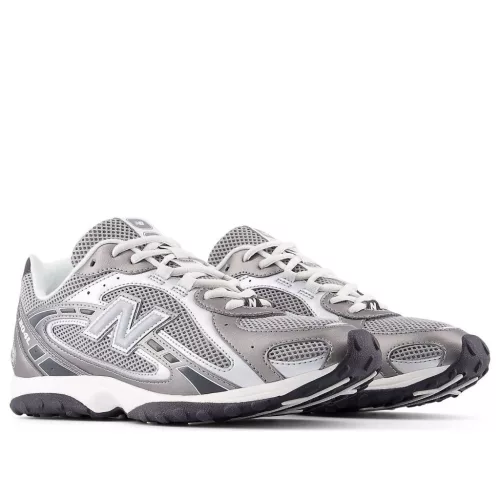New Balance 204L Dark Silver Metallic nízke streetové tenisky strieborné-sivé — produktová fotografia na bielom pozadí, bočný pohľad