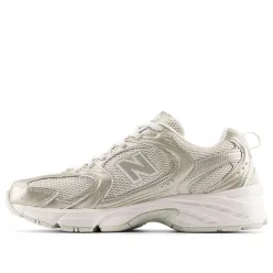 New Balance 530 Gold Metalic Linen nízke streetové tenisky zlaté — produktová fotografia na bielom pozadí, bočný pohľad