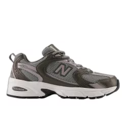 New Balance 530 Black Metalic nízke streetové tenisky čierne — produktová fotografia na bielom pozadí, bočný pohľad