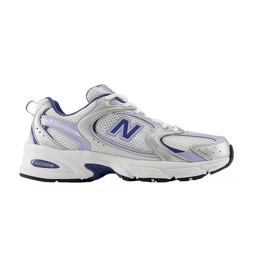 New Balance 530 Silver Metalic Magic Blue nízke streetové tenisky strieborné-modré — produktová fotografia na bielom pozadí, bočný pohľad